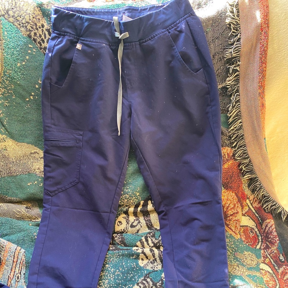 Figs navy joggers small